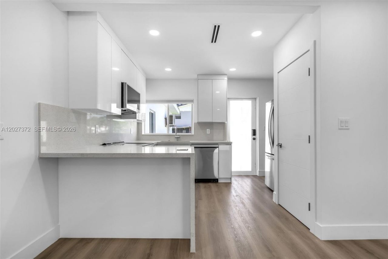 2814 SW 26th St, Unit 2814, Miami, FL 33133 Photo
