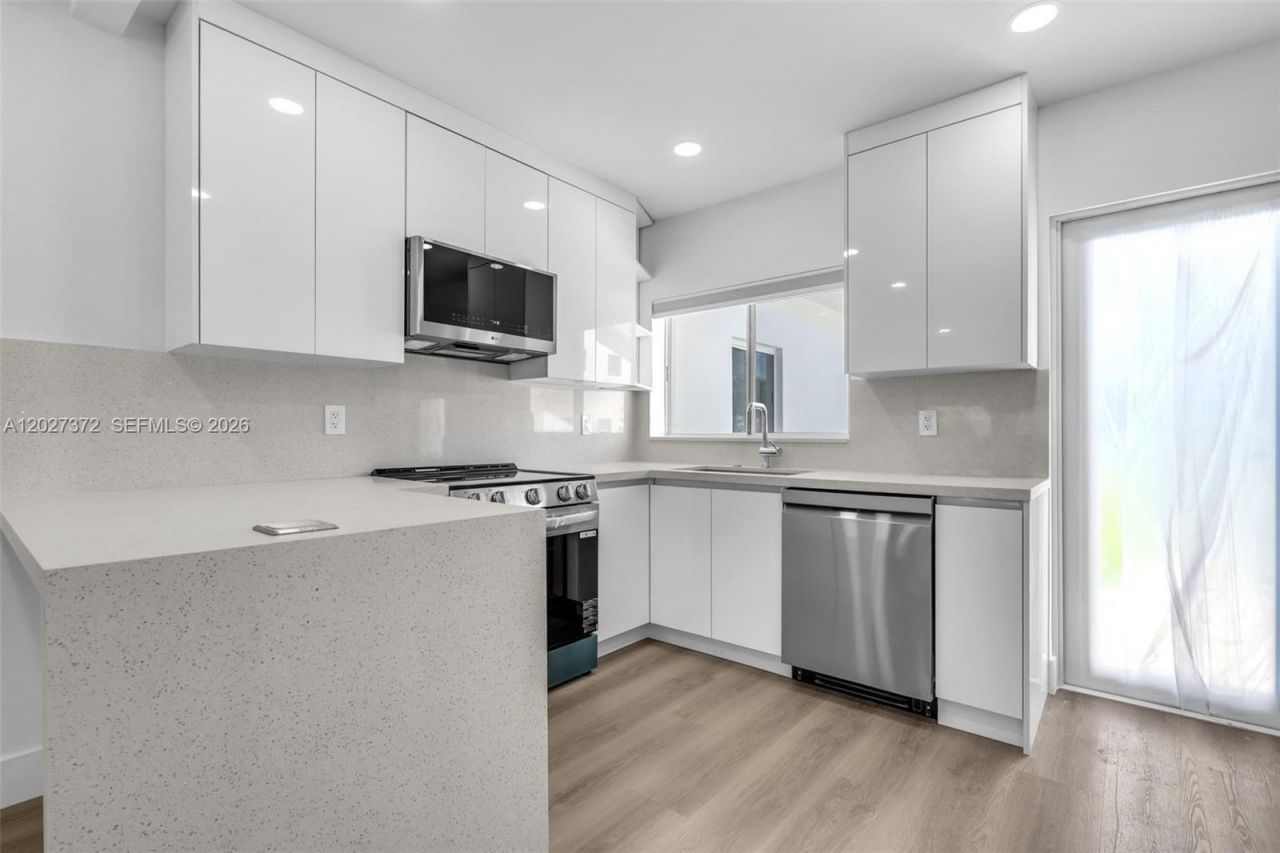 2814 SW 26th St, Unit 2814, Miami, FL 33133 Photo