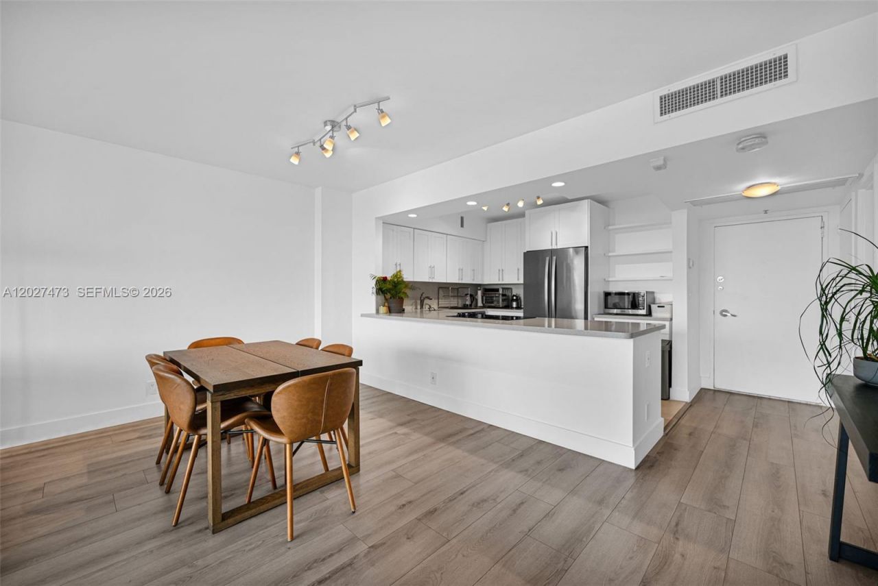 5700 Collins Ave , Unit 5J, Miami Beach, FL 33140 Photo