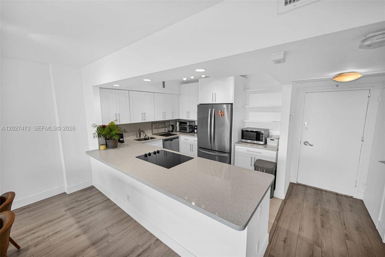 5700 Collins Ave , Unit 5J, Miami Beach, FL 33140 Photo
