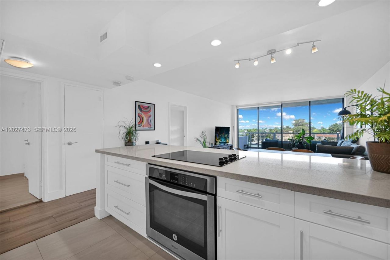 5700 Collins Ave , Unit 5J, Miami Beach, FL 33140 Photo