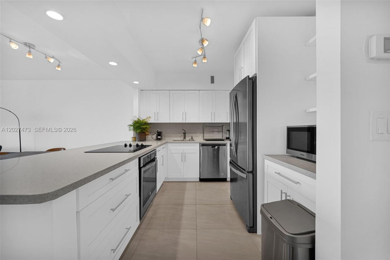 5700 Collins Ave , Unit 5J, Miami Beach, FL 33140 Photo