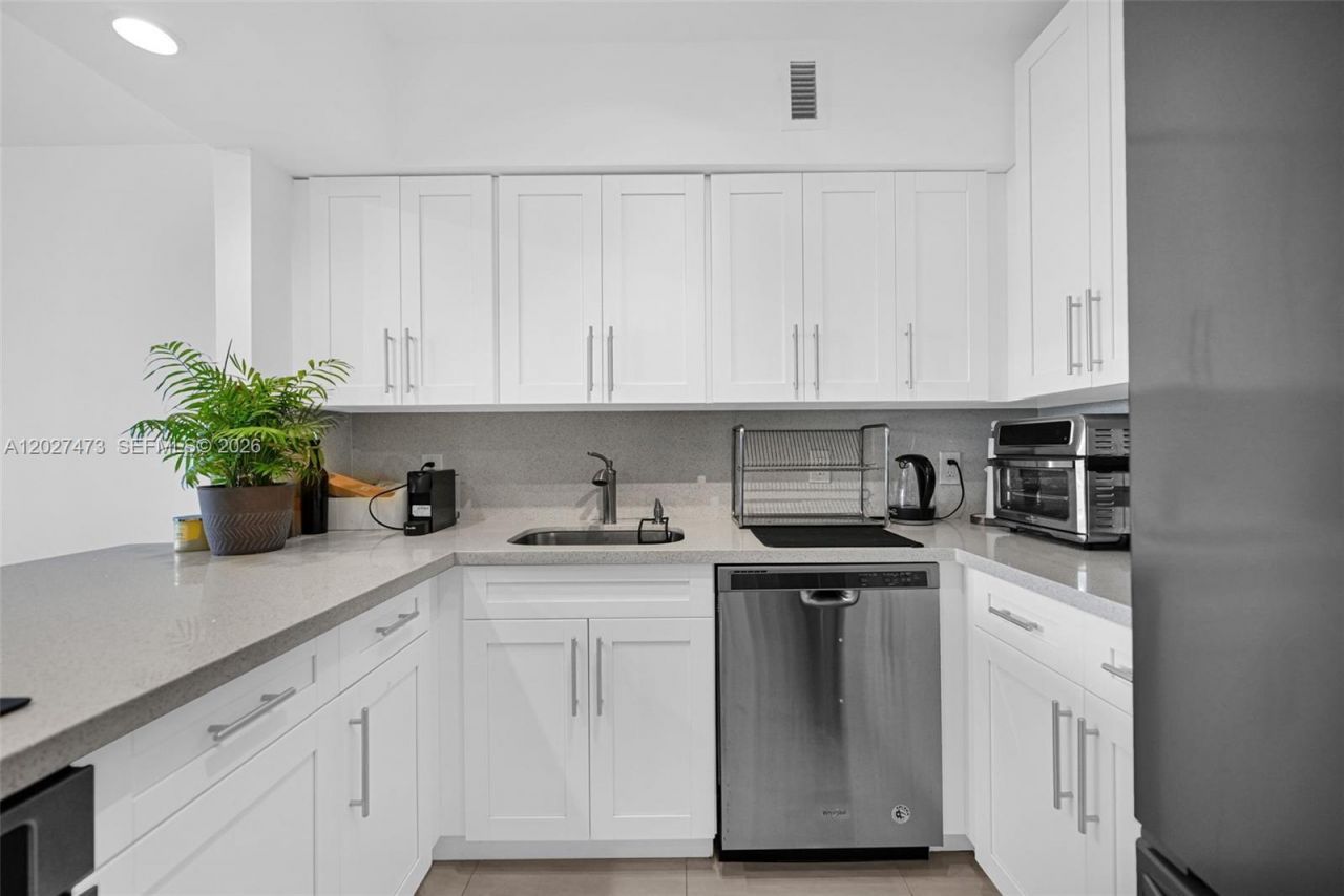 5700 Collins Ave , Unit 5J, Miami Beach, FL 33140 Photo