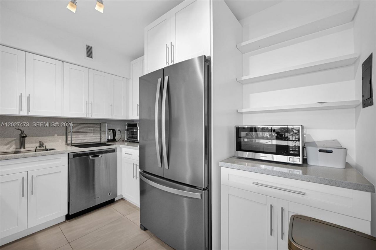 5700 Collins Ave , Unit 5J, Miami Beach, FL 33140 Photo
