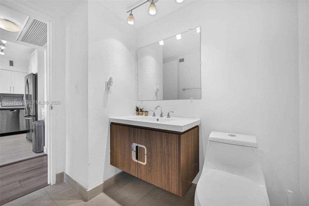 5700 Collins Ave , Unit 5J, Miami Beach, FL 33140 Photo
