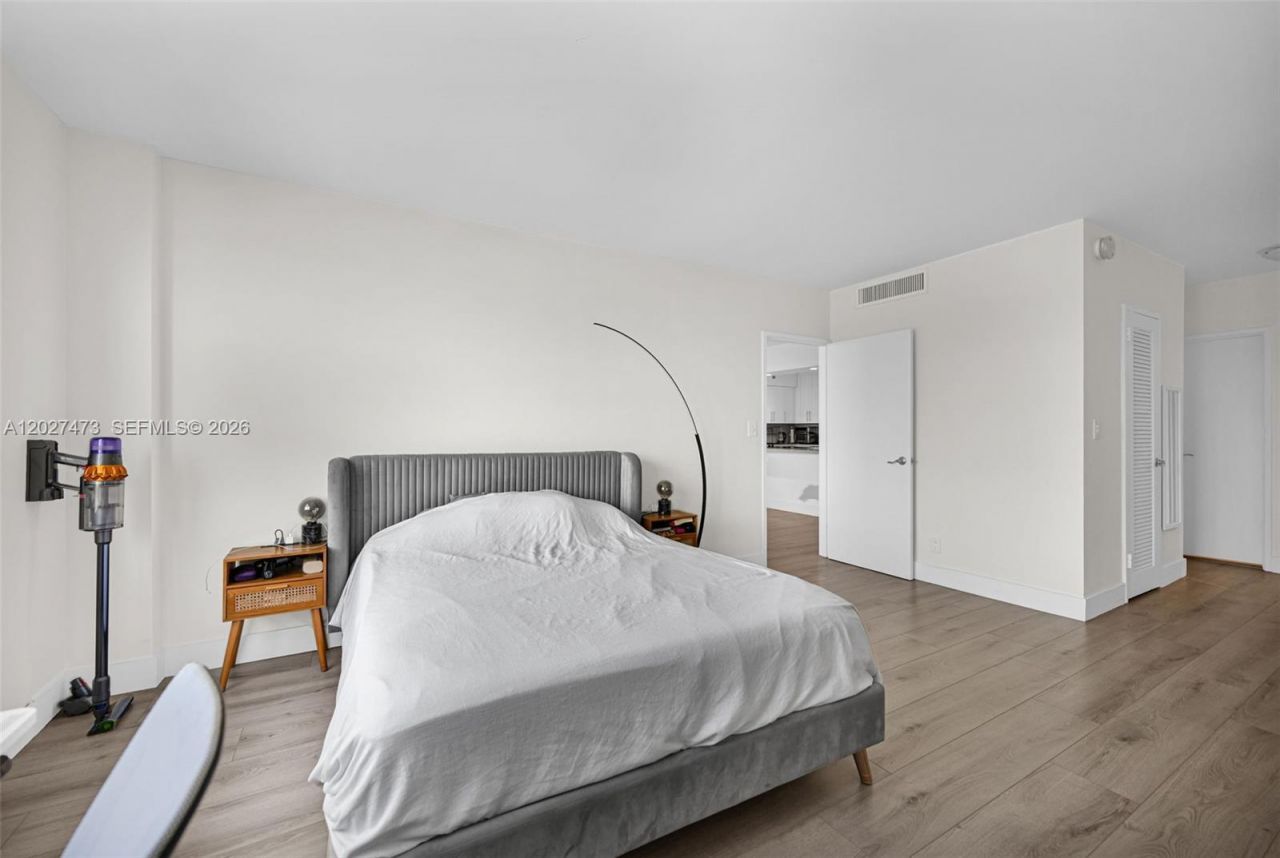 5700 Collins Ave , Unit 5J, Miami Beach, FL 33140 Photo