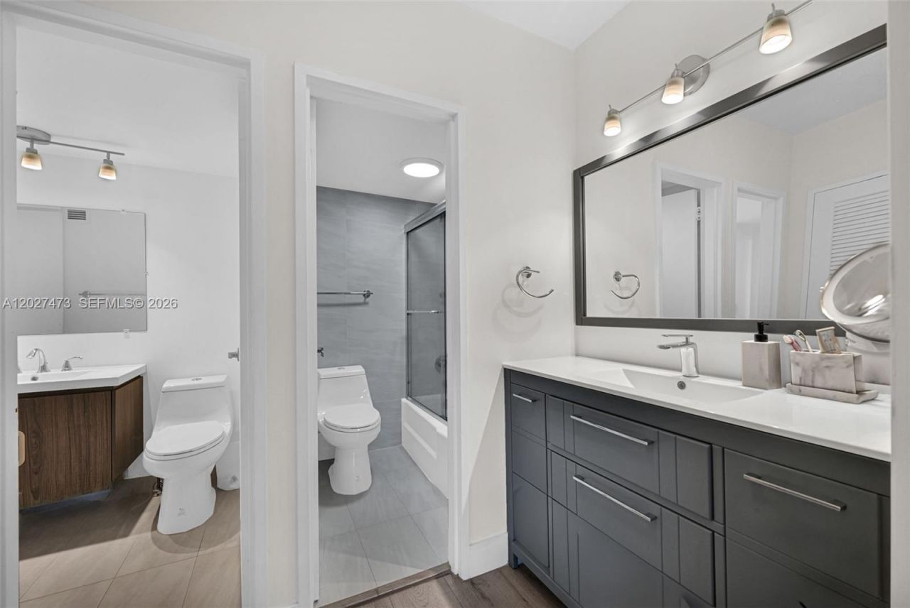 5700 Collins Ave , Unit 5J, Miami Beach, FL 33140 Photo