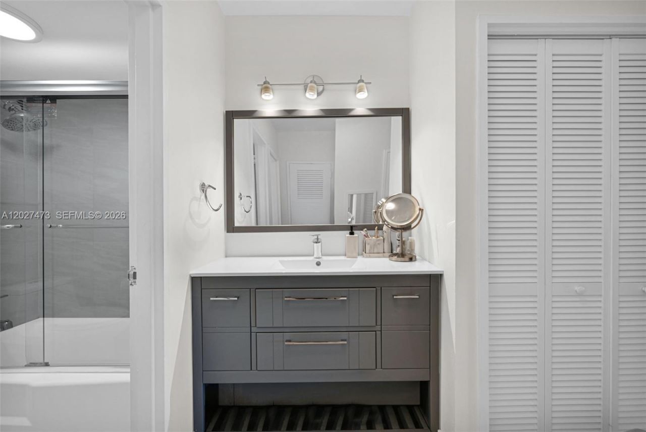 5700 Collins Ave , Unit 5J, Miami Beach, FL 33140 Photo