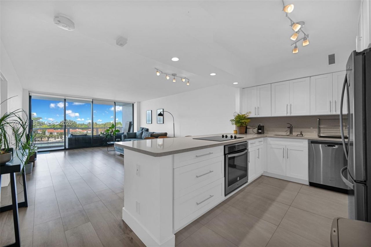 5700 Collins Ave , Unit 5J, Miami Beach, FL 33140 Photo