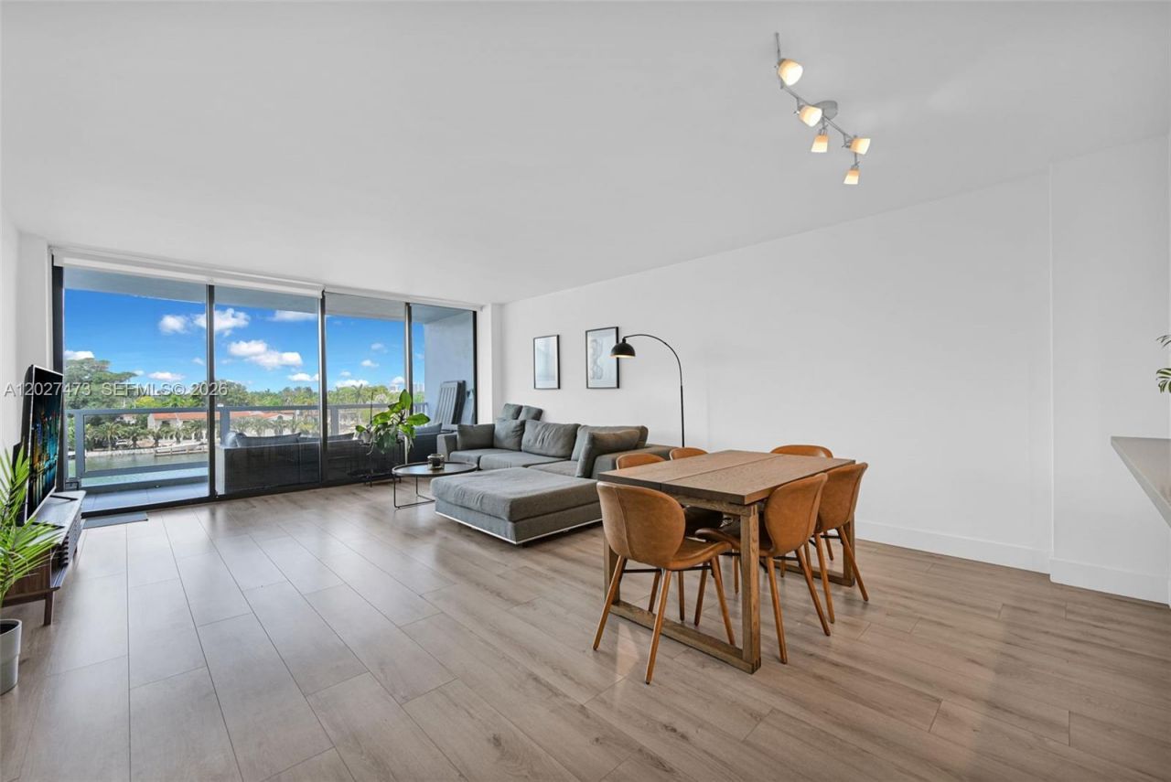 5700 Collins Ave , Unit 5J, Miami Beach, FL 33140 Photo