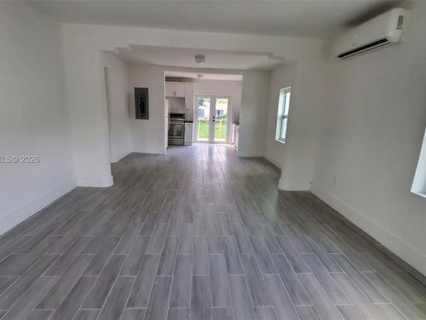 560 NW 53rd St , Miami, FL 33127