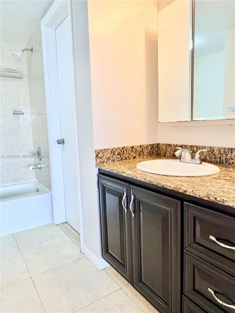 18900 NE 14th Ave , Unit D302, Miami, FL 33179 Photo