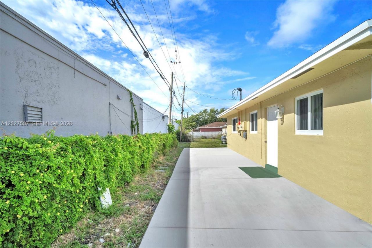 357 Phippen Waiters Rd , Unit 1-2, Dania Beach, FL 33004 Photo