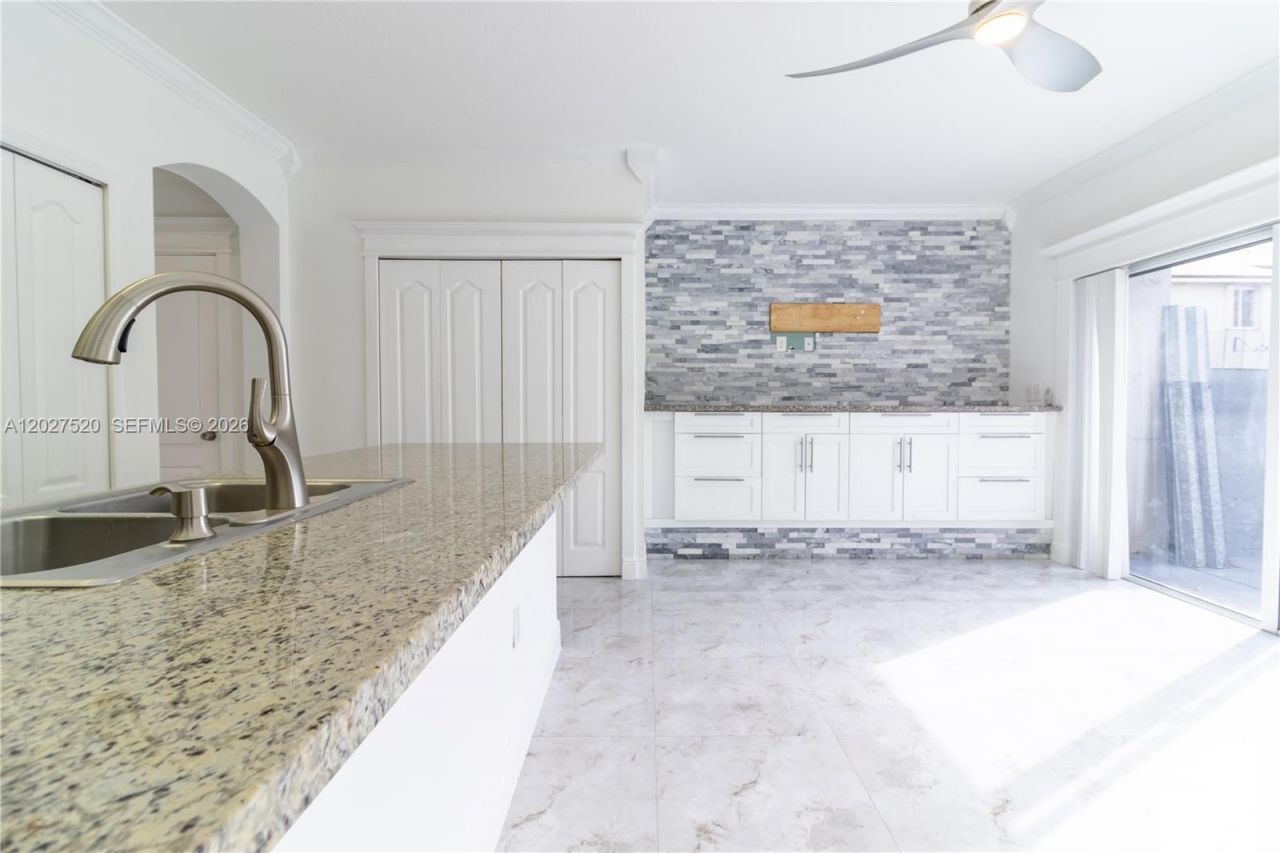 8360 NW 10th St , Unit 3C, Miami, FL 33126 Photo