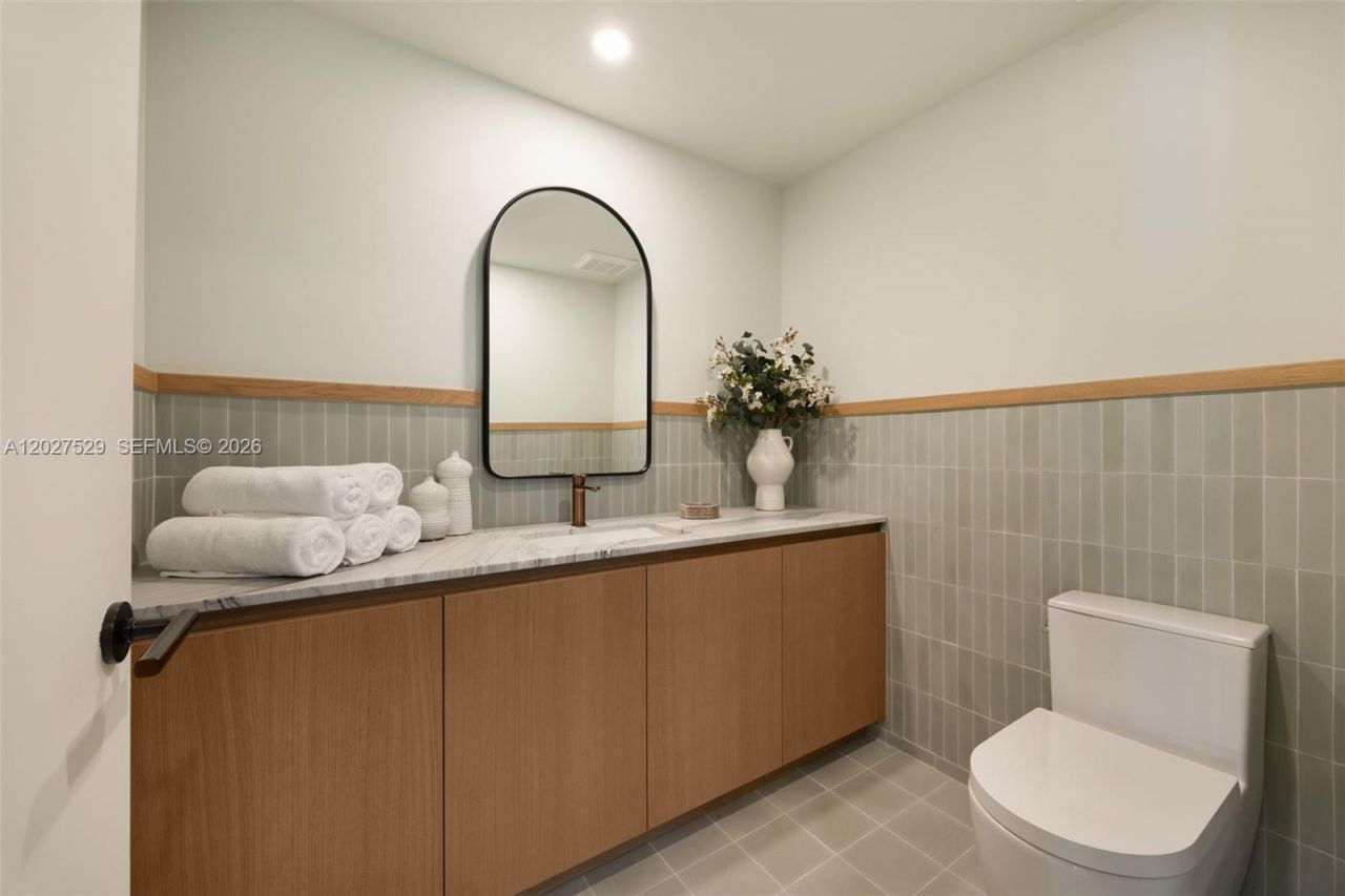 1176 97th St , Unit 404, Bay Harbor Islands, FL 33154 Photo