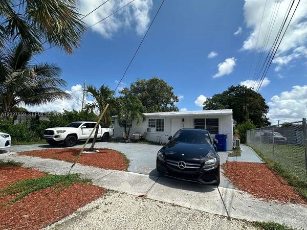 685 SW 7th Ter , Dania Beach, FL 33004