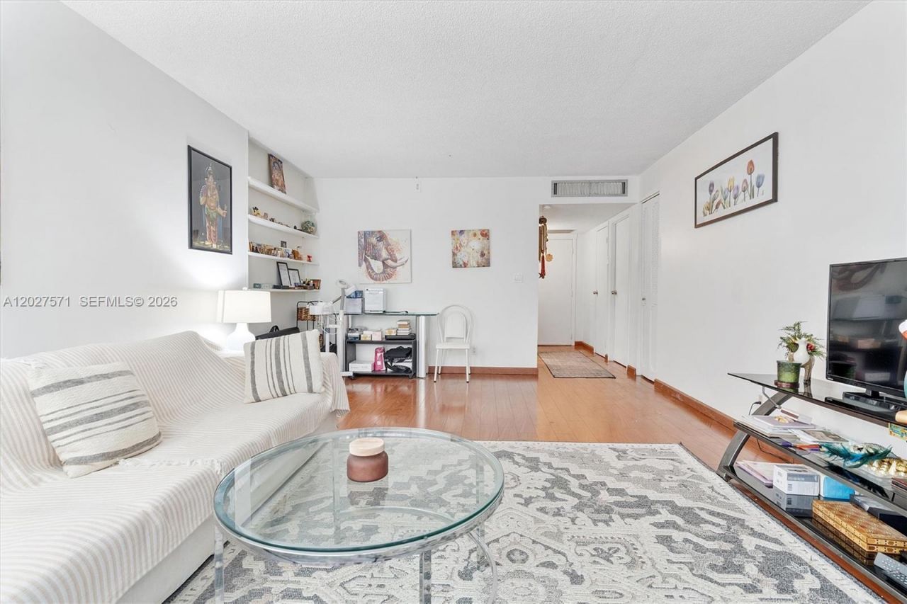 20400 W Country Club Dr , Unit 214, Aventura, FL 33180 Photo