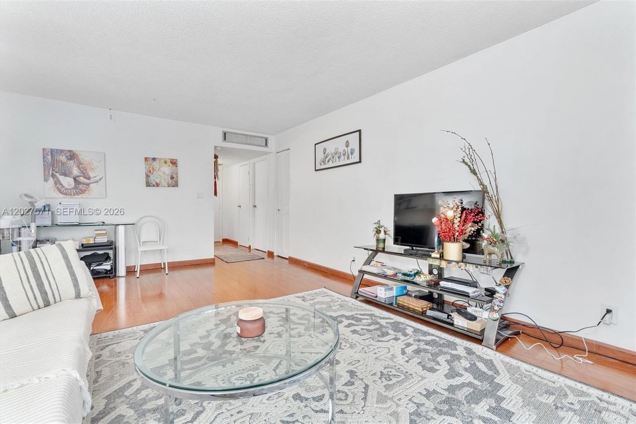 20400 W Country Club Dr , Unit 214, Aventura, FL 33180 Photo