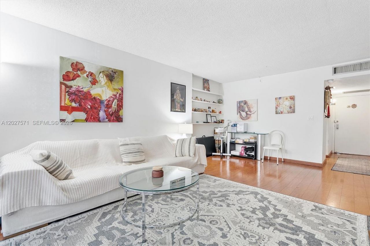 20400 W Country Club Dr , Unit 214, Aventura, FL 33180 Photo