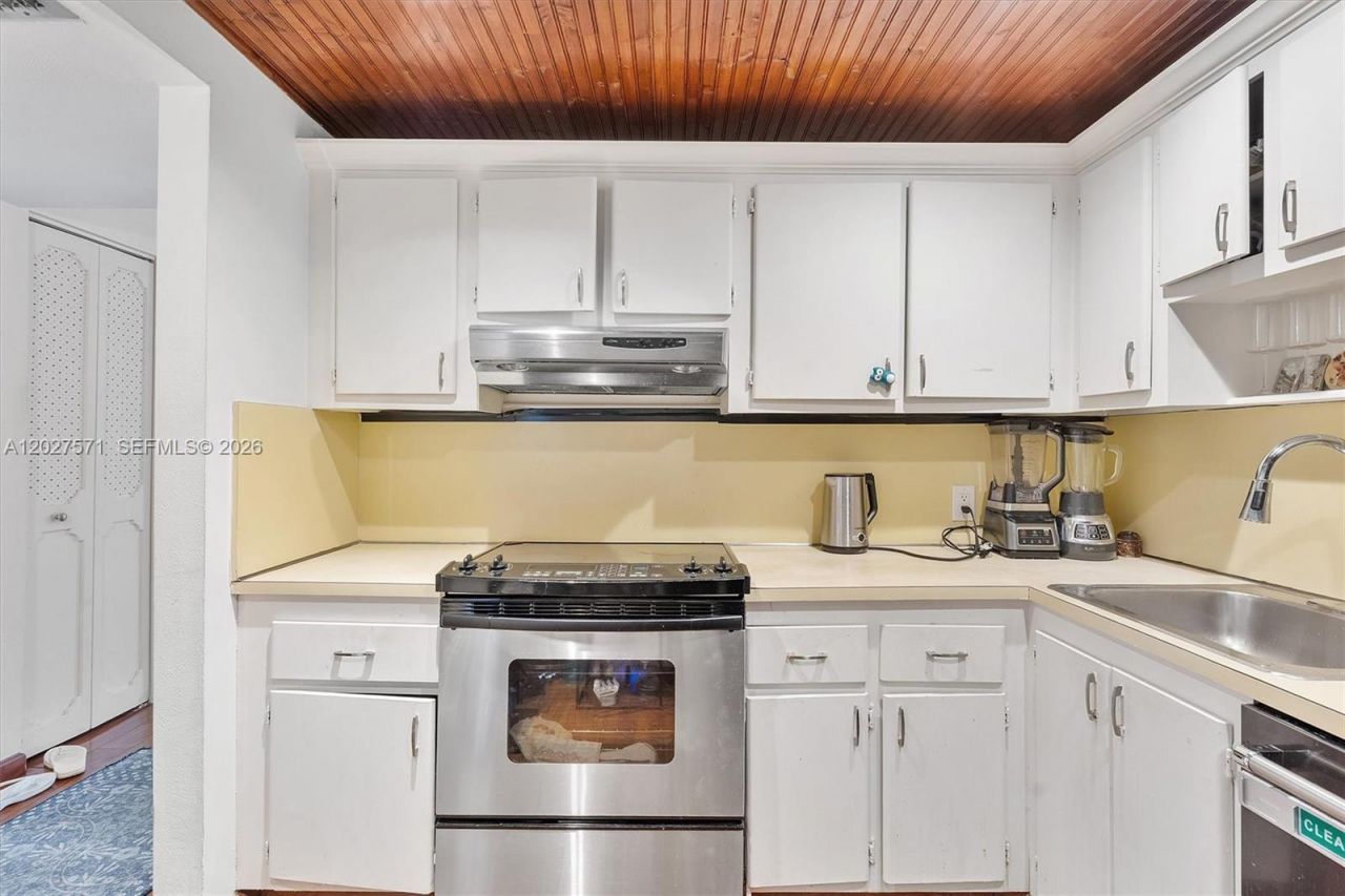 20400 W Country Club Dr , Unit 214, Aventura, FL 33180 Photo