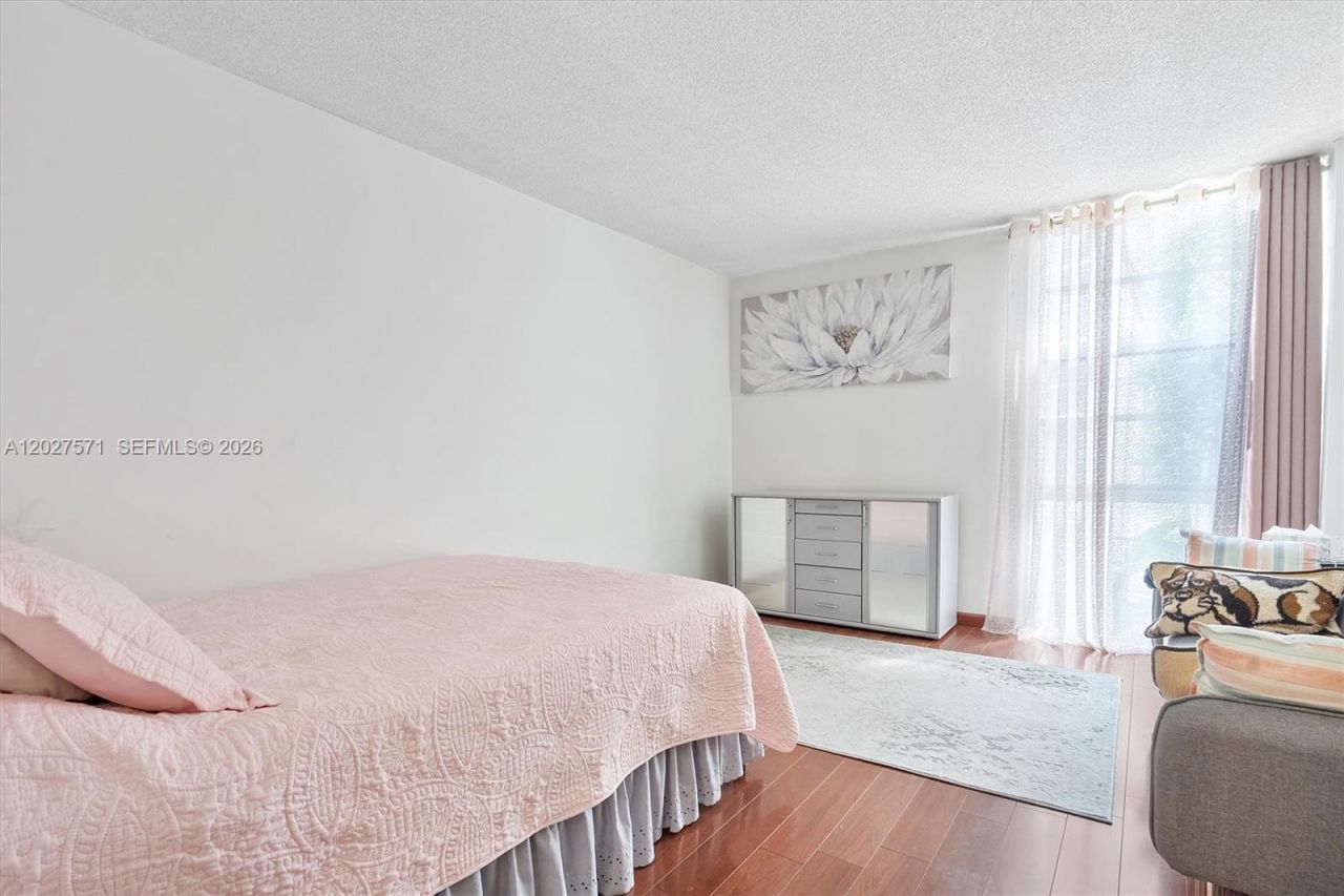 20400 W Country Club Dr , Unit 214, Aventura, FL 33180 Photo