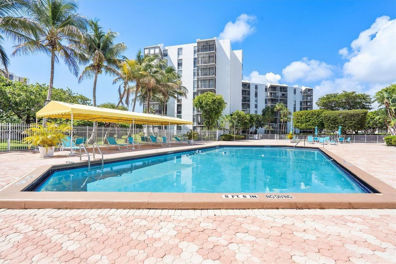 20400 W Country Club Dr , Unit 214, Aventura, FL 33180 Photo