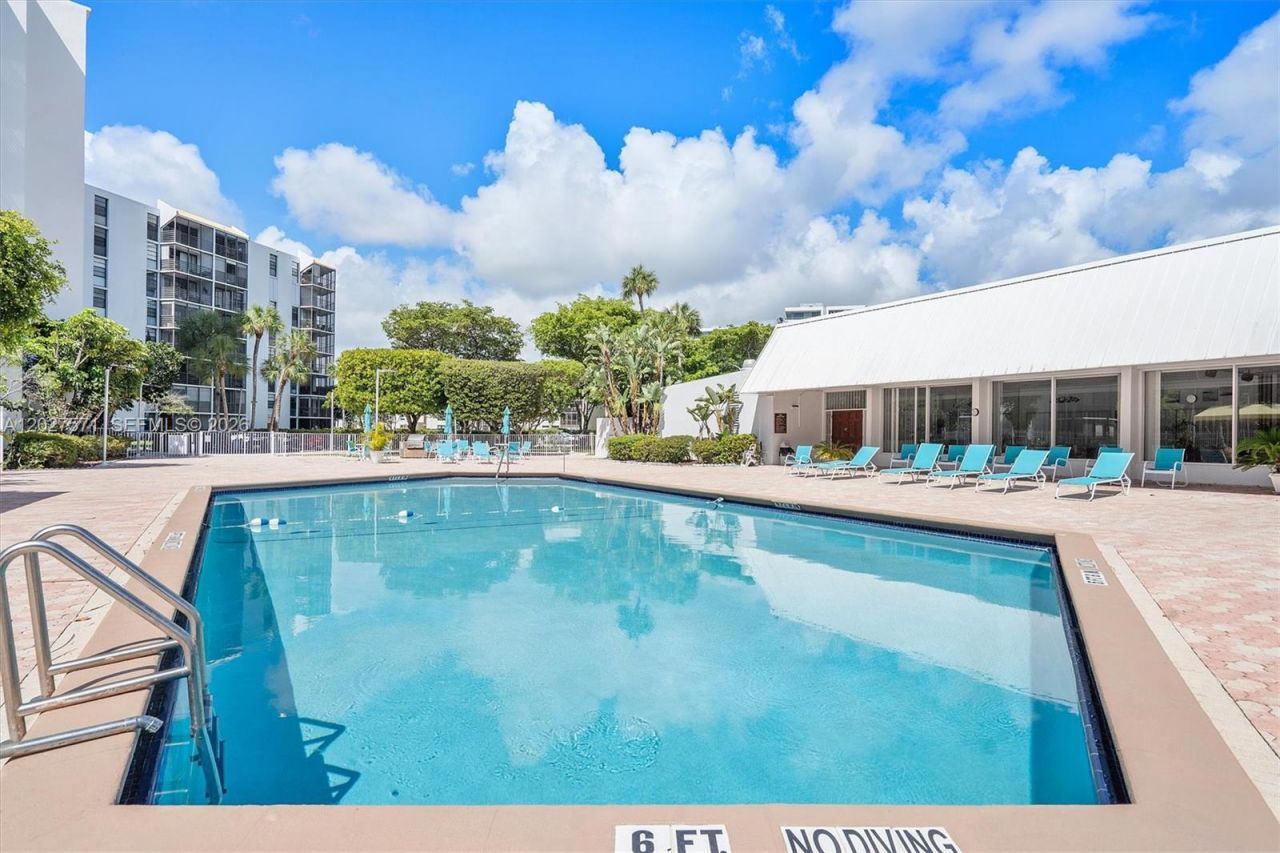 20400 W Country Club Dr , Unit 214, Aventura, FL 33180 Photo