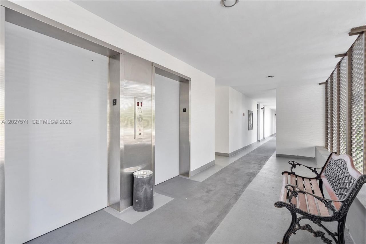 20400 W Country Club Dr , Unit 214, Aventura, FL 33180 Photo