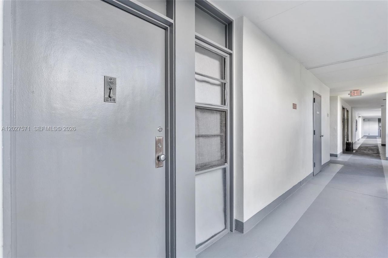 20400 W Country Club Dr , Unit 214, Aventura, FL 33180 Photo