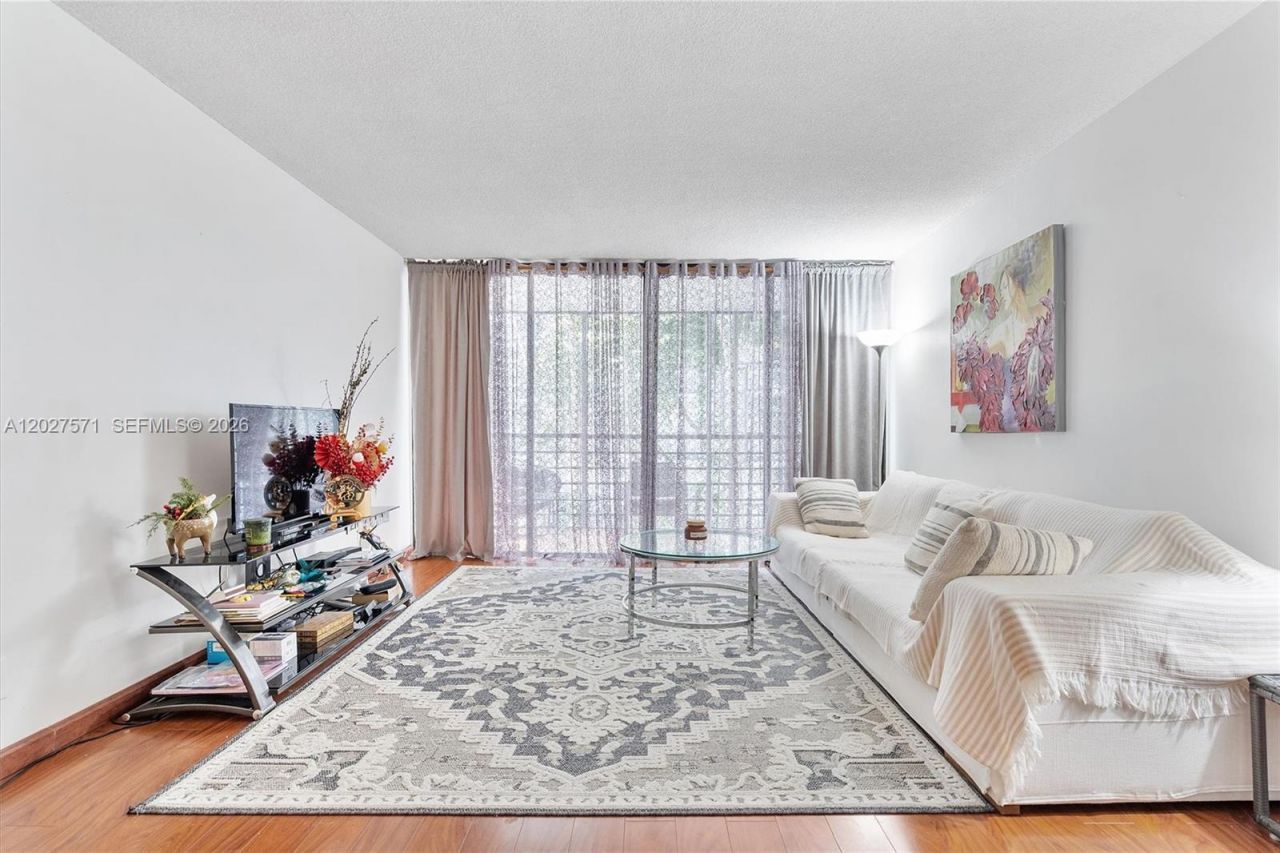 20400 W Country Club Dr , Unit 214, Aventura, FL 33180 Photo