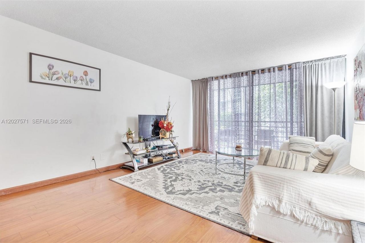 20400 W Country Club Dr , Unit 214, Aventura, FL 33180 Photo