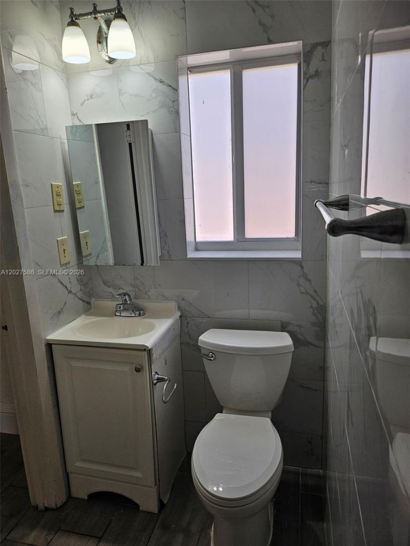 709 NE 4th Ct , Unit 2, Hallandale Beach, FL 33009 Photo