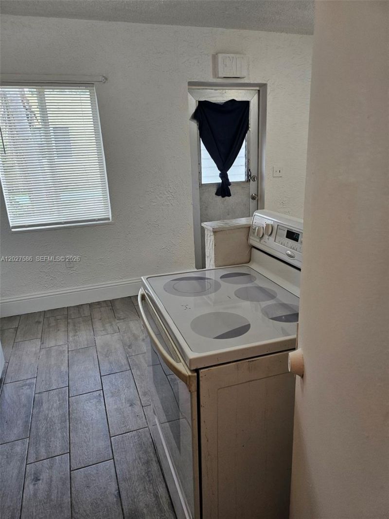 709 NE 4th Ct , Unit 2, Hallandale Beach, FL 33009 Photo