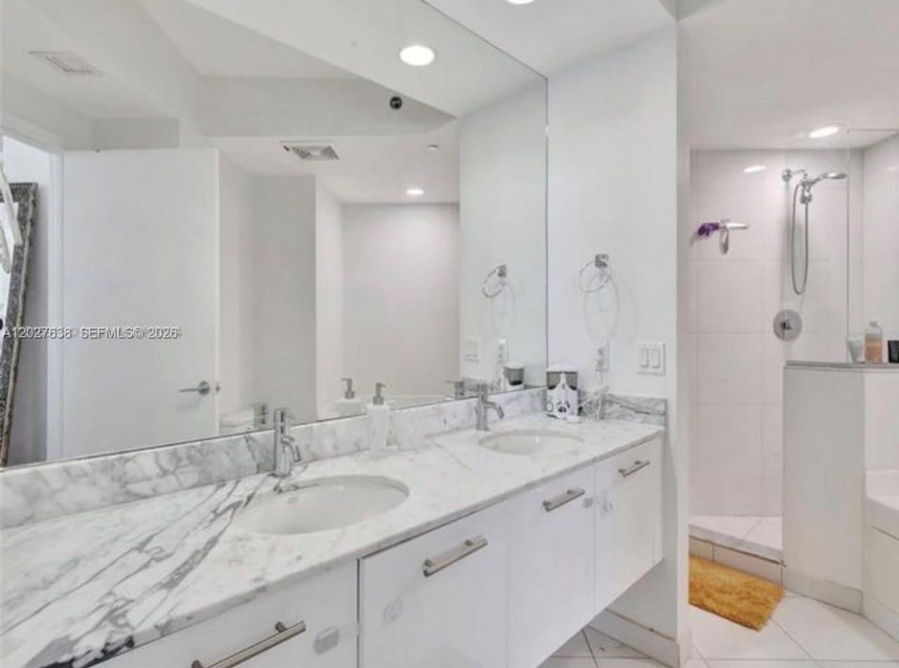 500 Brickell Ave , Unit 3910, Miami, FL 33131 Photo