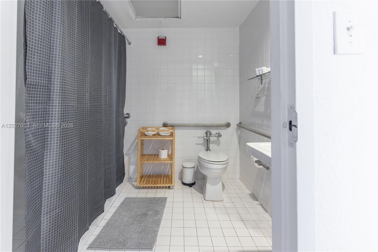 5445 Collins Ave, Unit 1105, Miami Beach, FL 33140 Photo