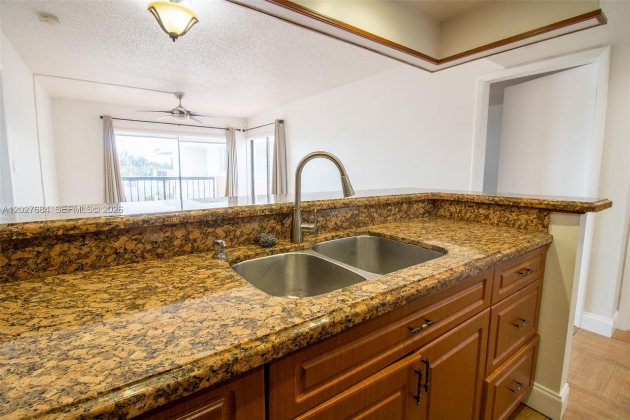 995 SW 84th Ave , Unit 408, Miami, FL 33144 Photo