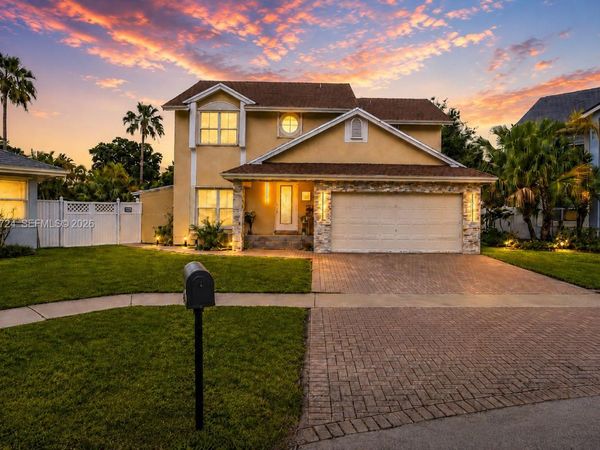 1051 SW 95th Ter, Pembroke Pines, FL 33025