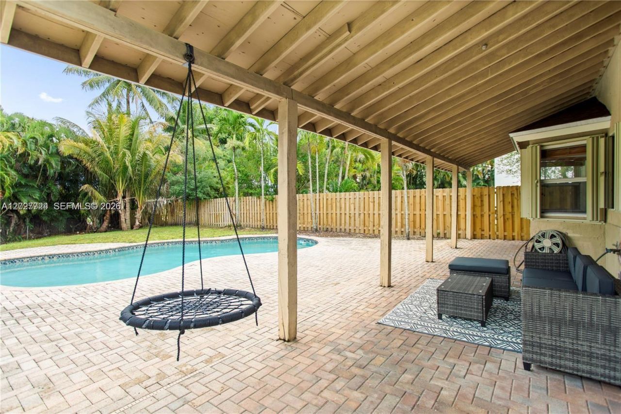 1051 SW 95th Ter, Pembroke Pines, FL 33025 Photo