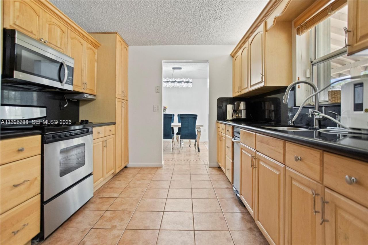 1051 SW 95th Ter, Pembroke Pines, FL 33025 Photo