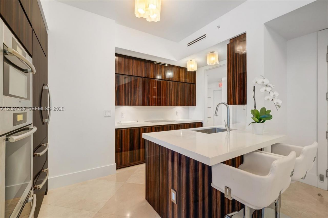 50 S Pointe Dr, Unit 903, Miami Beach, FL 33139 Photo