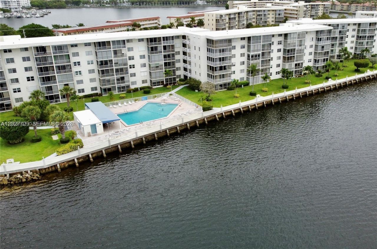 3010 Marcos Dr , Unit R314, Aventura, FL 33160 Photo