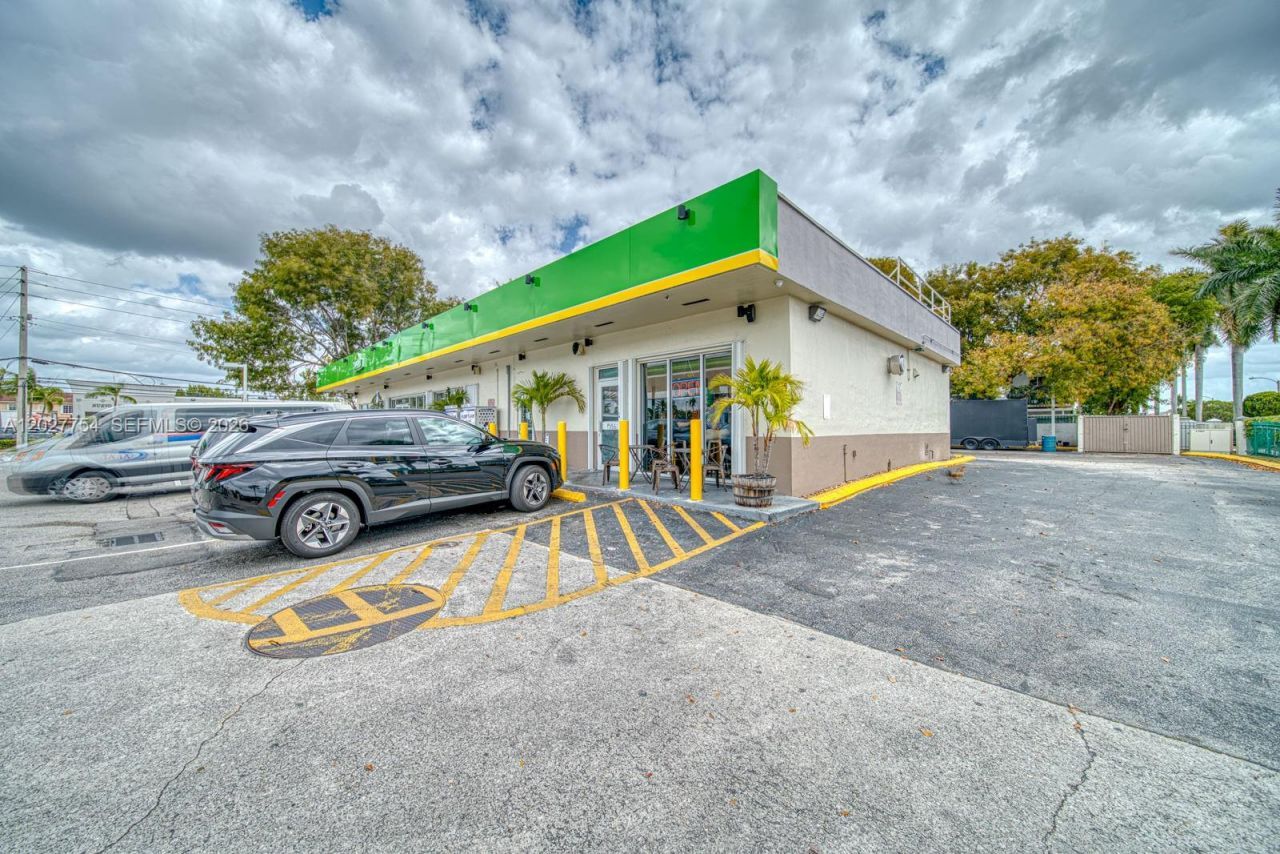 Burger Joint For Sale In Hialeah Gardens , Hialeah, FL 33018 Photo