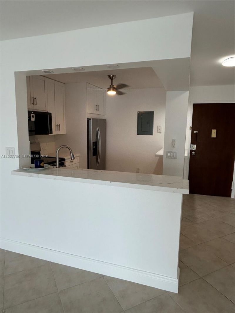 110 S Shore Dr, Unit 4E, Miami Beach, FL 33141 Photo
