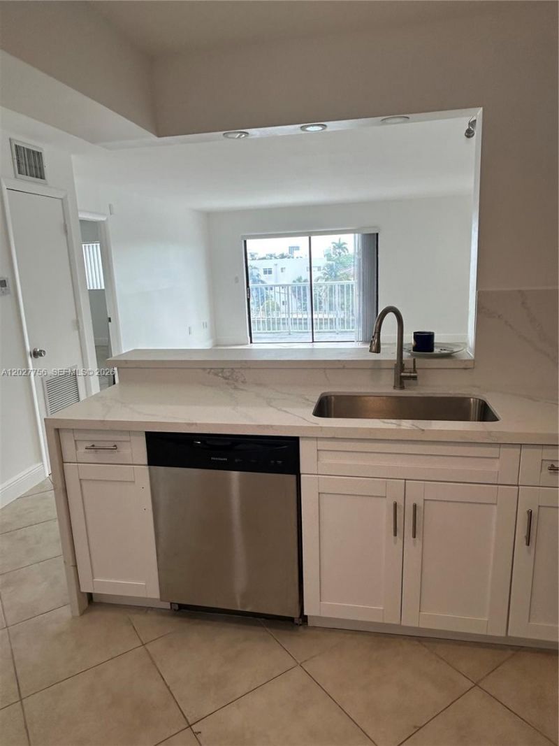 110 S Shore Dr, Unit 4E, Miami Beach, FL 33141 Photo