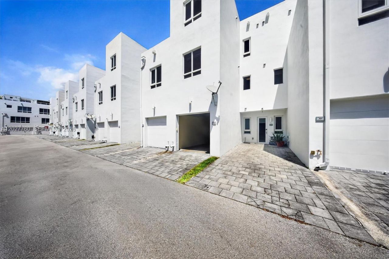6310 NW 103rd Pl , Unit 202, Doral, FL 33178 Photo