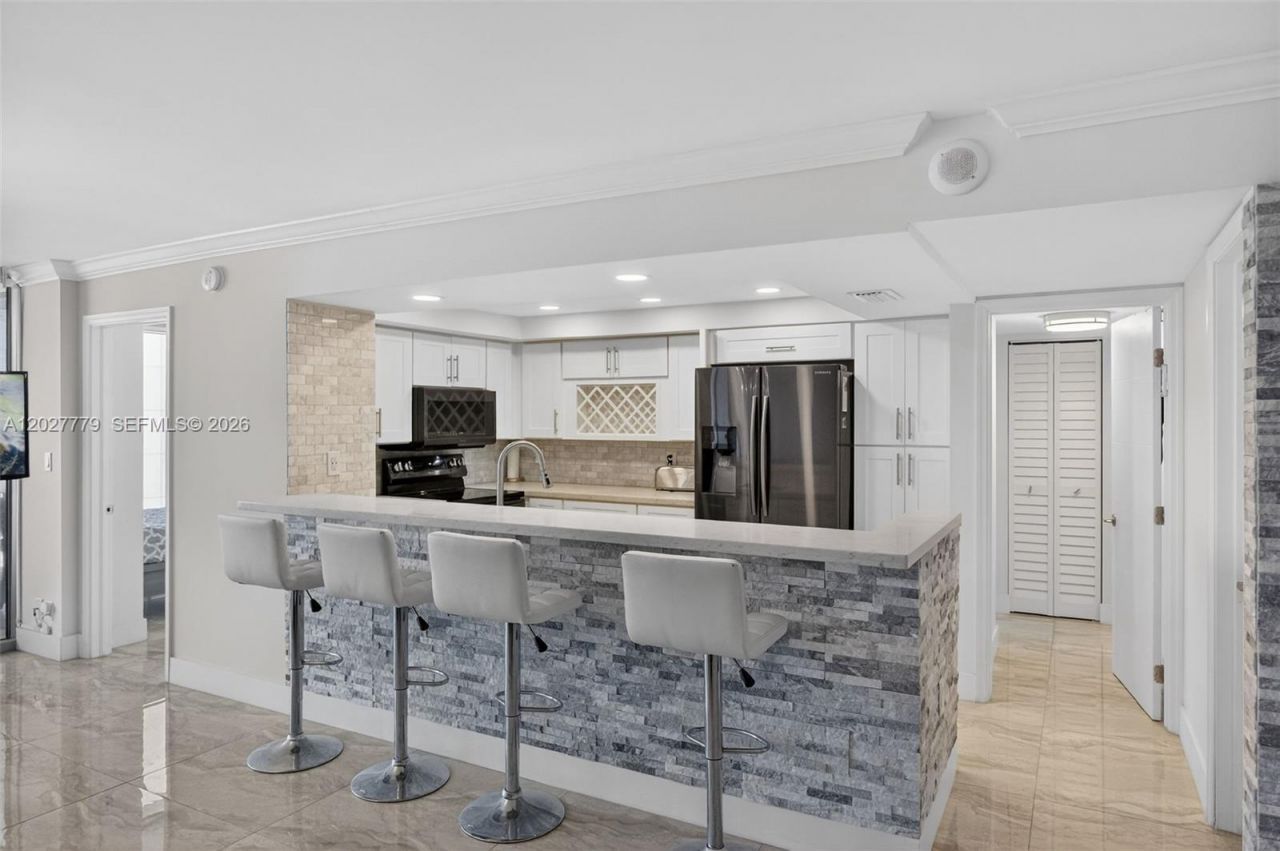 2655 Collins Ave , Unit 1407, Miami Beach, FL 33140 Photo