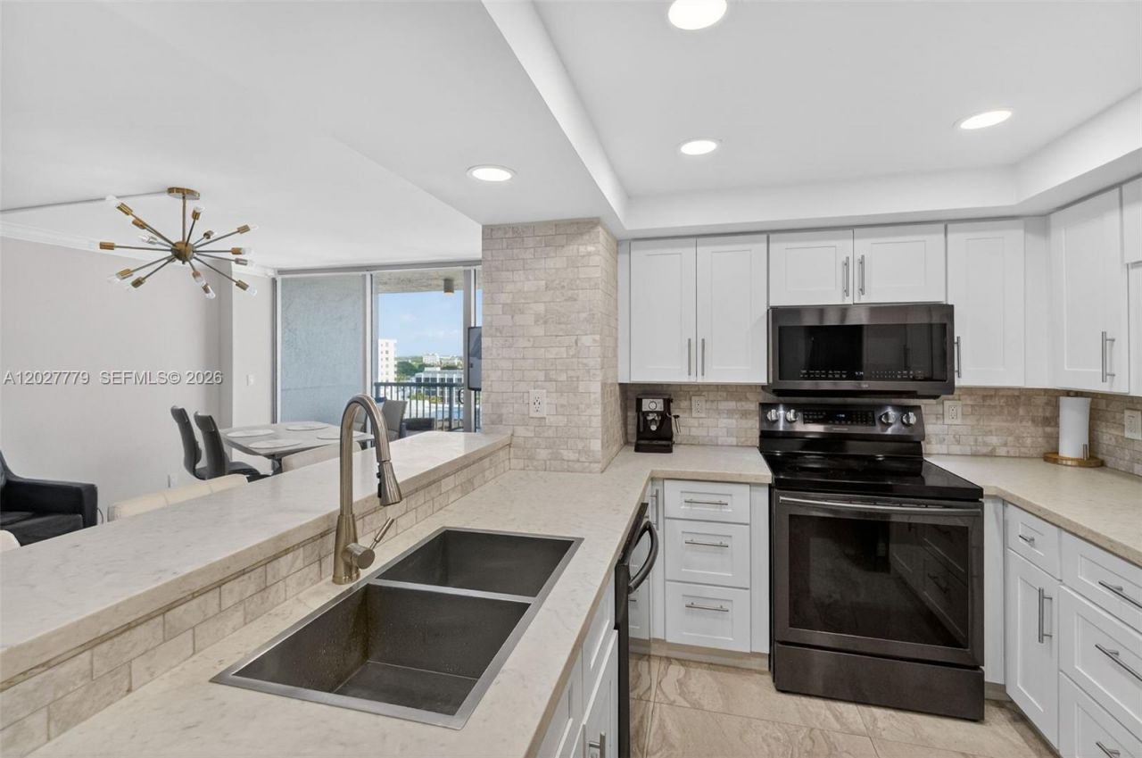 2655 Collins Ave , Unit 1407, Miami Beach, FL 33140 Photo