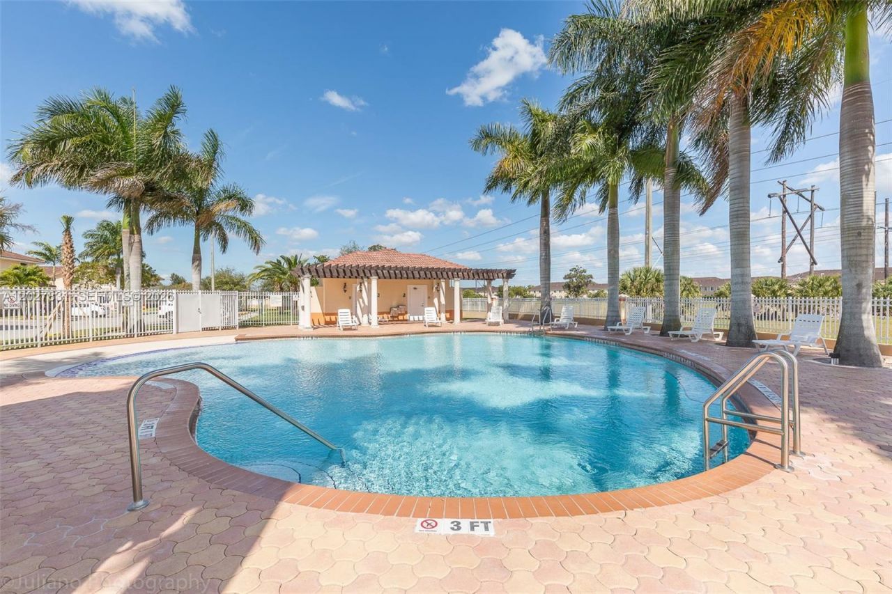 7488 NW 181st St , Unit 7488, Hialeah, FL 33015 Photo