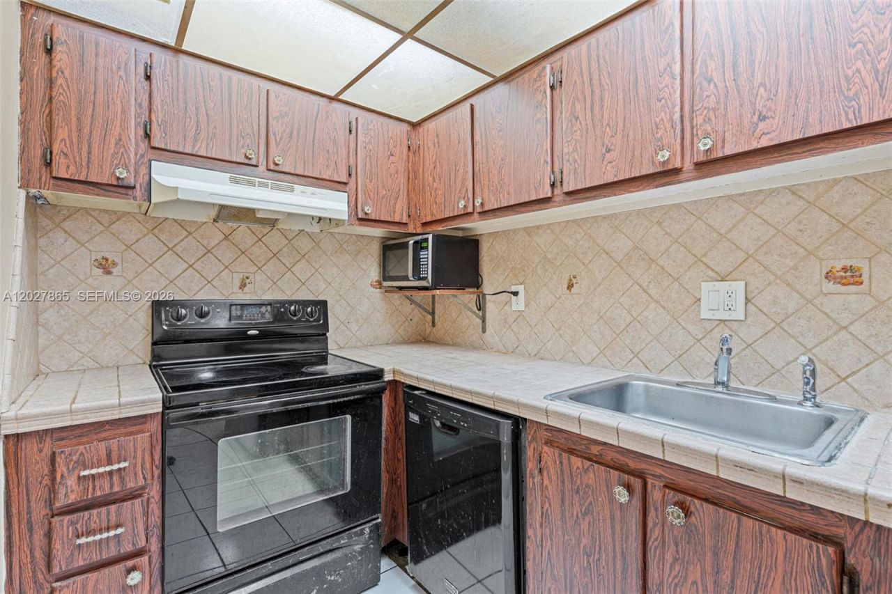 4713 NW 7th St , Unit 404-1, Miami, FL 33126 Photo