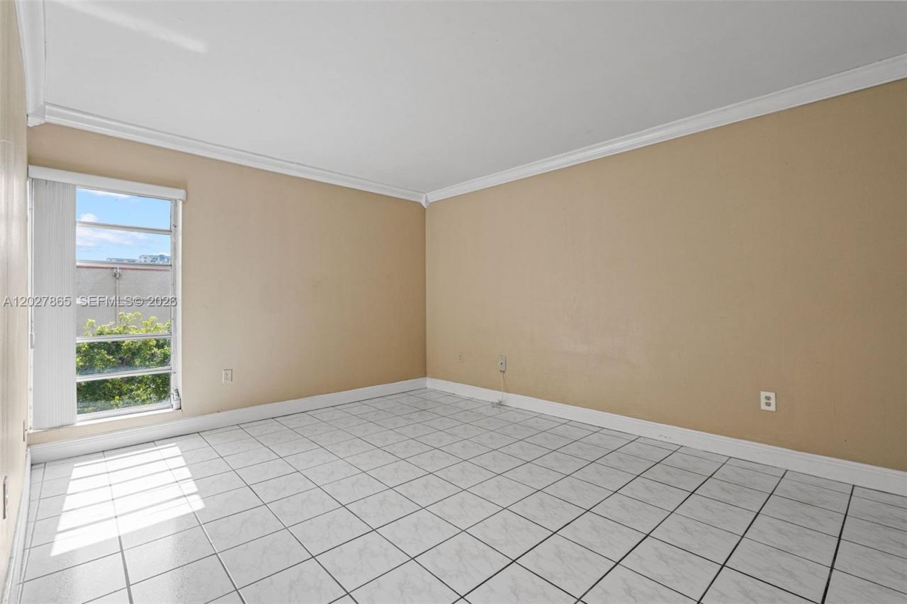 4713 NW 7th St , Unit 404-1, Miami, FL 33126 Photo
